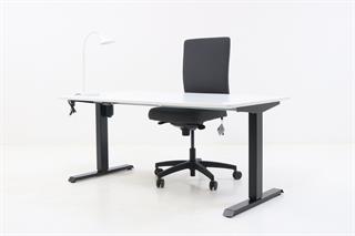Kontorsæt med bordplade i hvid, stelfarve i sort, hvid bordlampe og grå kontorstol